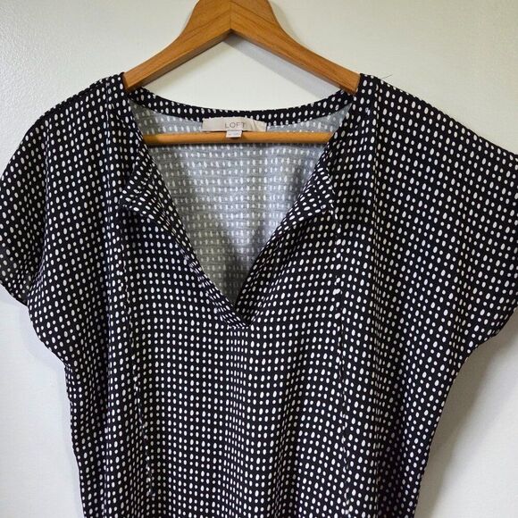 EUC LOFT LOOSE FITTING SPLIT V NECK DOTTED TOP SIZE XS / S - Picture 4 of 14
